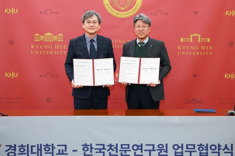 경희대 중앙도서관 대회의실에서 '우주탐사 및 우주과학 공동연구를 위한 업무협약'을 체결한 박장현 한국천문연구원장(오른쪽)과 이은열 경희대 국제학무부총장. 한국천문연구원