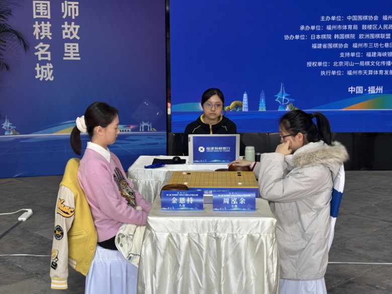 한국 여자 바둑 랭킹 1위 김은지 9단(왼쪽)이 중국 강호 저우훙위 7단을 꺾고 오청원배 결승에 올랐다. 한국기원 제공