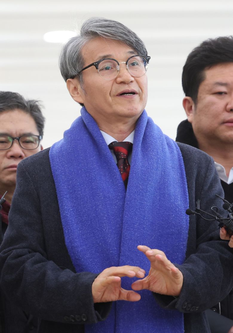 김건희 여사에게 디올백을 선물한 최재영 목사가 9일 서울 광화문 KT 빌딩에 마련된 민중기 특별검사 사무실에 참고인 신분으로 출석하며 취재진의 질문에 답하고 있다.