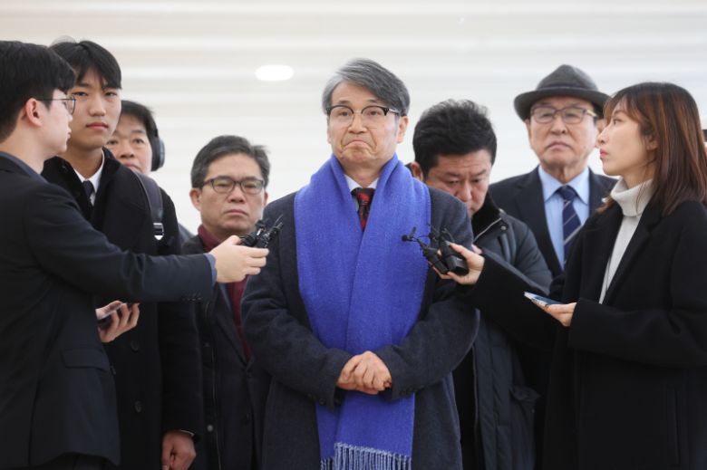 김건희 여사에게 디올백을 선물한 최재영 목사가 9일 서울 광화문 KT 빌딩에 마련된 민중기 특별검사 사무실에 참고인 신분으로 출석하고 있다.