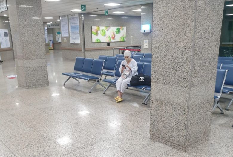 2022년 5월 신소라씨가 암 치료를 위해 병원에 입원해 있다. 신소라씨 제공