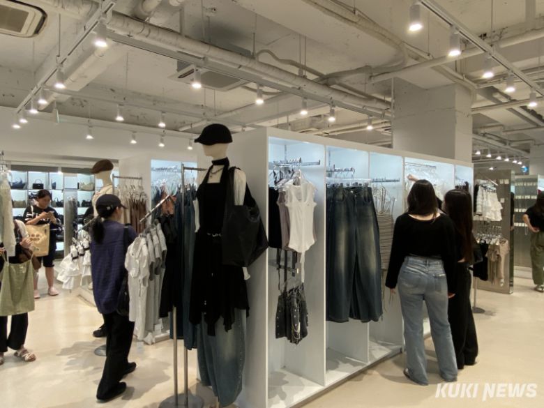 서울 홍대 인근에 위치한 보세 상가. 1만원~3만원대 저렴한 상품들이 많아 20대 손님들이 많이 찾고 있다. 심하연 기자