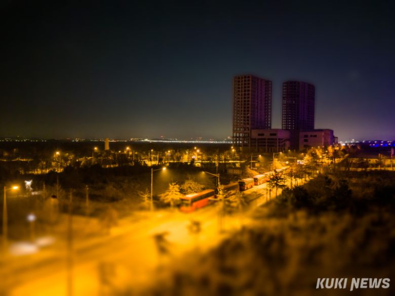 지난 18일 밤 인천 영종도 상공에서 바라본 미단시티 일대 풍경. 공사가 중단된 리조트 건물 아래로 번호판이 떼어진 관광버스 19대와 트럭 3대가 늘어서 있다.