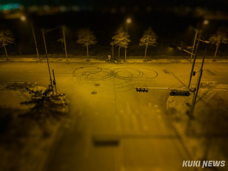 지난 18일 밤 인천 영종도 미단시티에 위치한 한 교차로 바닥에 차량이 드리프트를 하며 남긴 것으로 추정되는 스키드마크(차량이 급감속할 때 마찰에 의해 타이어가 녹아 도로 표면에 흡착되며 남는 문양)가 새겨져 있다.