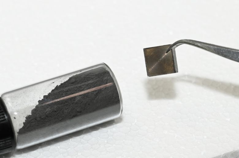 세계 최고 망간(Mn)-비스무스(Bi) 자석 기술 연구팀이 개발한 분말과 비희토류 영구자석. 한국재료연구원 제공