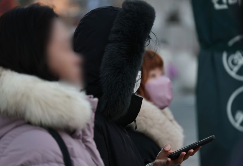 서울의 체감 온도가 영하 20도까지 떨어지는 등 전국 곳곳에 한파 특보가 발효 중인 26일 서울 종로구 광화문 세종대로사거리에서 출근길 시민들이 발걸음을 옮기고 있다.