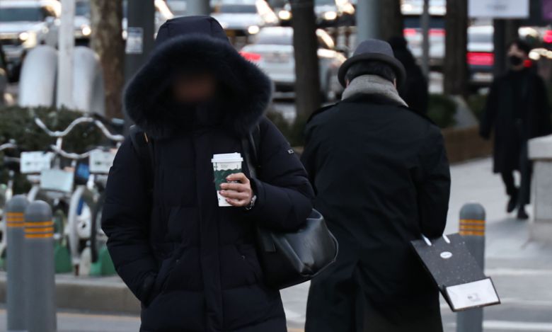 서울의 체감 온도가 영하 20도까지 떨어지는 등 전국 곳곳에 한파 특보가 발효 중인 26일 서울 종로구 광화문 세종대로사거리에서 출근길 시민들이 발걸음을 옮기고 있다.