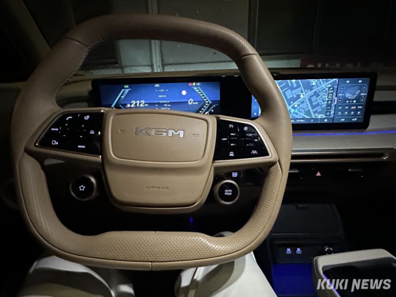 실내로 들어서면 12.3인치의 클러스터와 인포테인먼트 화면을 연결한 파노라마 디스플레이가 가장 먼저 눈에 띄었다. 송민재 기자