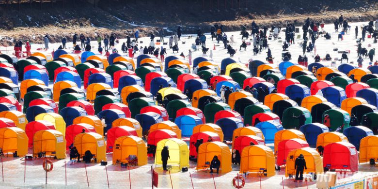 올해로 20주년을 맞은 평창송어축제가 1월 9일부터 2월 9일까지 32일간 강원 평창군 진부면 오대천 일원에서 펼쳐져 더욱 풍성한 체험과 문화 프로그램으로 관광객들을 맞이한다. 평창송어축제위원회 제공