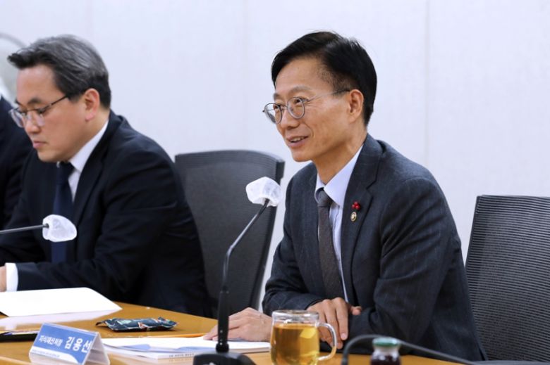 7일 정부대전청사 소회의실에서 열린 ‘2026년 지식재산처 산하기관 업무보고회’에서 발언하는 김용선 지식재산처장. 지식재산처