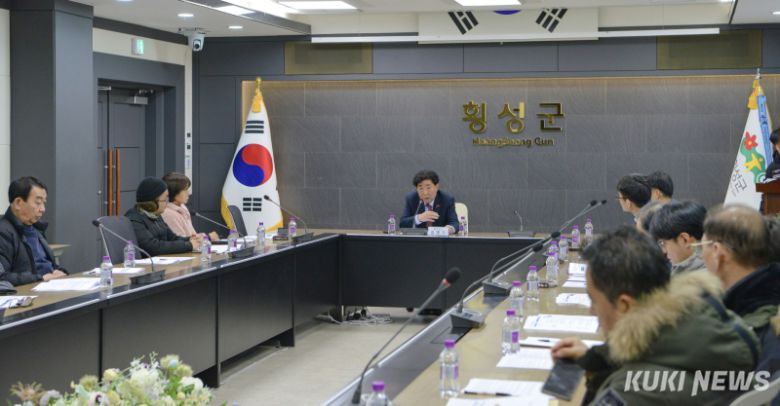 횡성군이 7일 군청 2층 소회의실에서 농협횡성군지부와 23곳의 위탁업체 관계자 등 25명 참석한 가운데 ‘행복(반값) 농자재 지원 사업설명회 및 위탁업체 협약체결식’을 갖고, 사업추진 방법을 안내하고 있다. 횡성군 제공