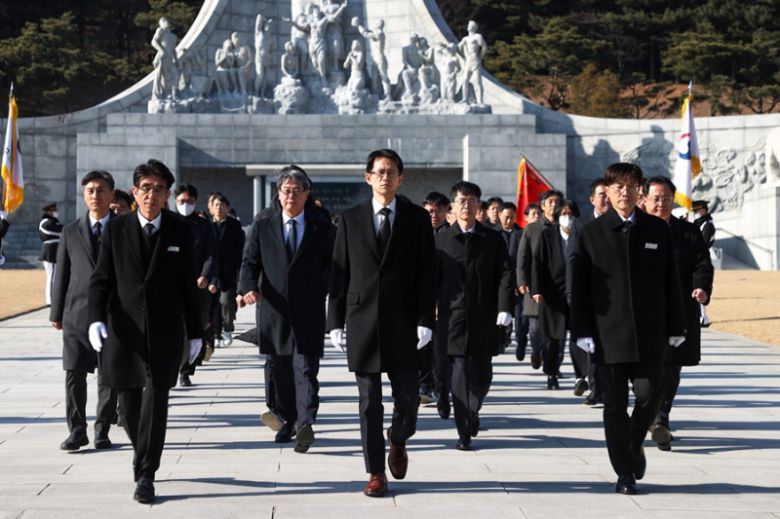 7일 국립대전현충원을 참배한 백승보 조달청장과 간부공무원. 조달청