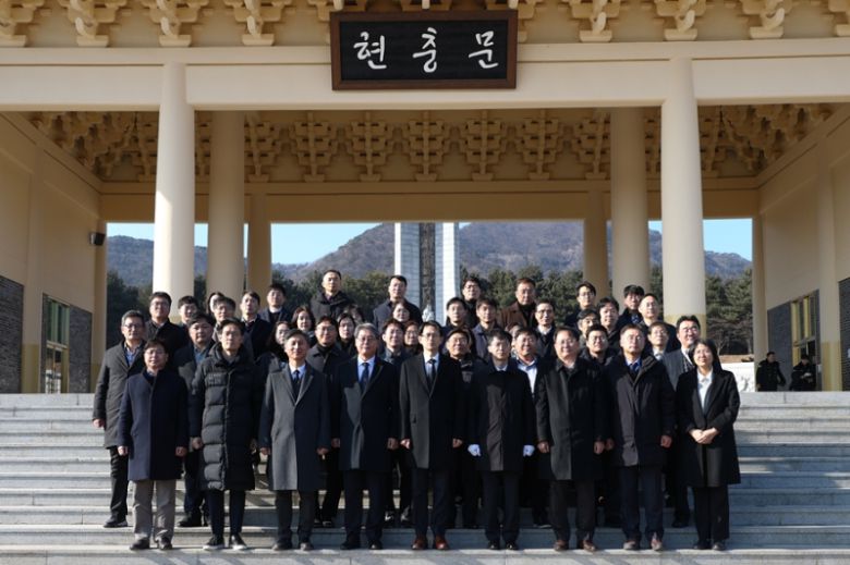 7일 국립대전현충원을 참배한 백승보 조달청장과 간부공무원. 조달청