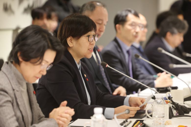 정은경 보건복지부 장관이 6일 서울 중구 컨퍼런스하우스 달개비에서 열린 제2차 보건의료정책심의위원회에서 발언하고 있다. 연합뉴스