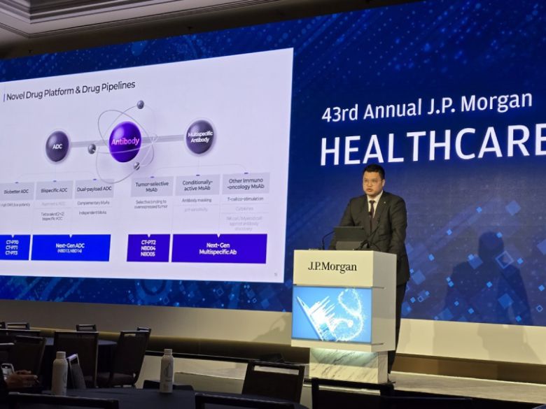 서진석 셀트리온 경영사업부 총괄 대표이사가 지난해 1월14일(현지시간) 미국 샌프란시스코에서 개최된 ‘2025 JP모건 헬스케어 콘퍼런스’의 메인 트랙에서 발표했다. 셀트리온 제공