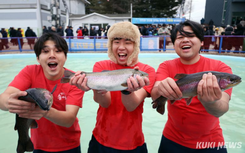 9일 강원도 평창군 진부면 오대천 일원에 개막한 대한민국 대표 겨울 축제 '2026년 제17회 평창송어축제장'을 찾은 관광객들이 송어 맨손 잡기 체험을 즐기고 있다. 평창군·축제위원회 제공