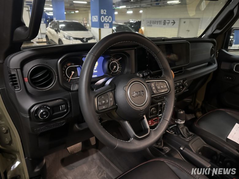 지프 ‘랭글러 루비콘 41 에디션’ 실내 모습. 송민재 기자