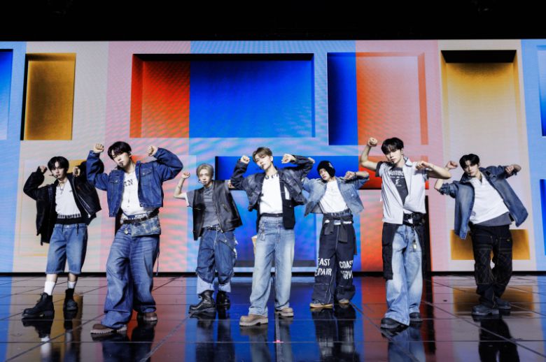 그룹 알파드라이브원(리오, 준서, 아르노, 건우, 상원, 씬롱, 안신, 상현)이 12일 서울 한남동 블루스퀘어 SOL트래블홀에서 미니 1집 ‘유포리아’ 발매 기념 쇼케이스를 열고 무대를 펼치고 있다. 웨이크원 제공