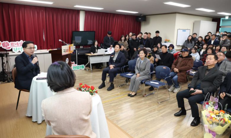 박희조 동구청장(사진 왼쪽)이 판암2동에서 구민들과 대화를 나누고 있다. 대전동구