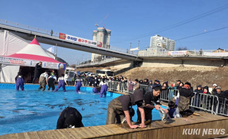홍천강 꽁꽁축제장에서 맨손잡기 체험을 하는 방문객들. (사진=한재영)