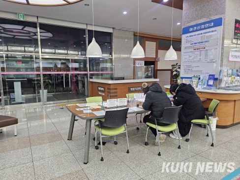 해외여행 수요가 꾸준히 증가하고 있는 가운데 강릉시가 근무시간 내 시청 방문이 어려운 맞벌이 부부와 직장인 등 시민들의 편의를 위해 시청 1층 민원과 종합민원실에서 매주 월요일 오후 6시부터 8시까지 2시간 동안 '월요 야간 여권 민원실'을 운영한다. 여권업무 서류작성 모습. 강릉시 제공