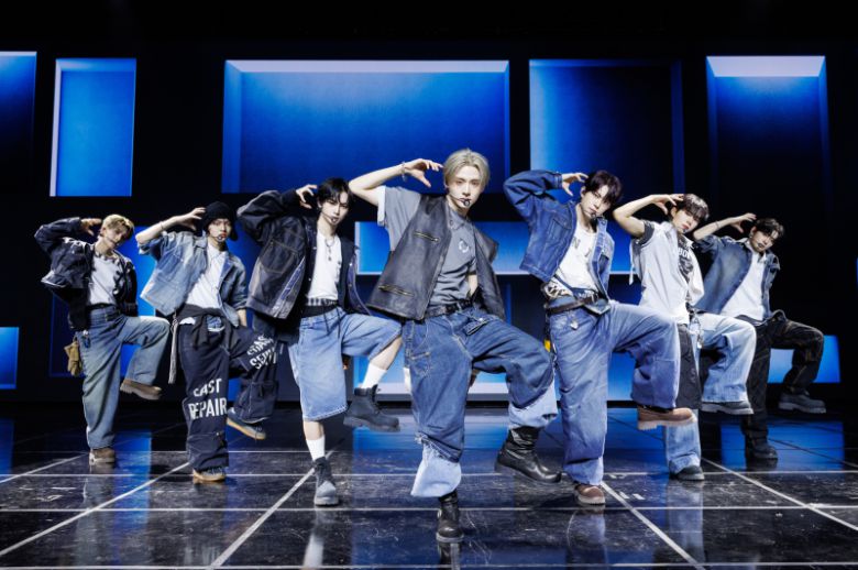 그룹 알파드라이브원(리오, 준서, 아르노, 건우, 상원, 씬롱, 안신, 상현)이 12일 서울 한남동 블루스퀘어 SOL트래블홀에서 미니 1집 ‘유포리아’ 발매 기념 쇼케이스를 열고 무대를 펼치고 있다. 웨이크원 제공