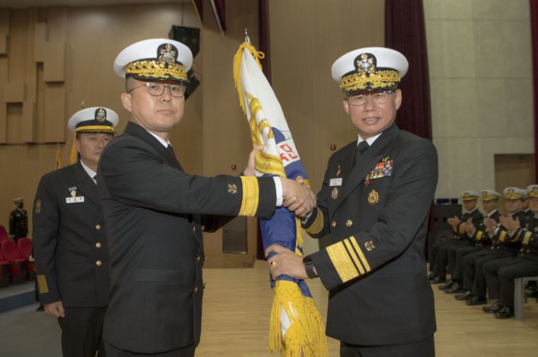 강정호 해군교육사령관이 백준철(왼쪽) 기초군사교육훈련단장에게 부대기를 이양하고 있다.