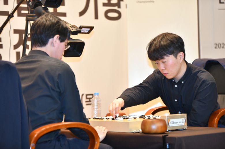 국후 복기 장면. 신민준 9단(오른쪽)이 결승 2국을 가져오면서 승부를 최종 3국으로 이끌었다. 한국기원 제공