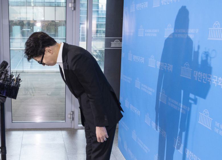 한동훈 전 국민의힘 대표가 14일 당 윤리위원회가 본인을 제명 결정한 것과 관련한 기자회견과 인터뷰를 마친 뒤 고개숙여 인사하고 있다.