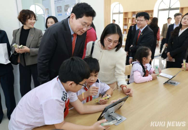 이상일 용인시장이 13일 베트남 다낭시 광푸구 용인 공공 디지털도서관’ 준공식 이후 도서관을 돌아보고 있다. 용인시제공