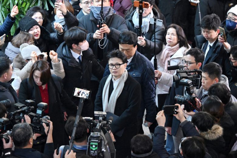 한동훈 전 국민의힘 대표가 14일 당 윤리위원회가 본인을 제명 결정한 것과 관련해 입장을 밝히기 위해 지지자들의 응원을 받으며 기자회견장으로 향하고 있다.