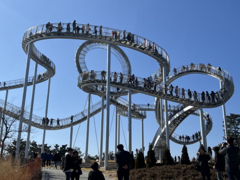 하늘 위를 걷는 듯한 짜리한 경험을 즐길 수 있는 환호공원 스페이스 워크 전경. 포항시 제공