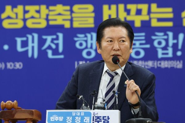 정청래 더불어민주당 대표가 14일 충남 서산 축산종합센터에서 열린 민생현장 최고위원회의에서 발언하고 있다. 연합뉴스