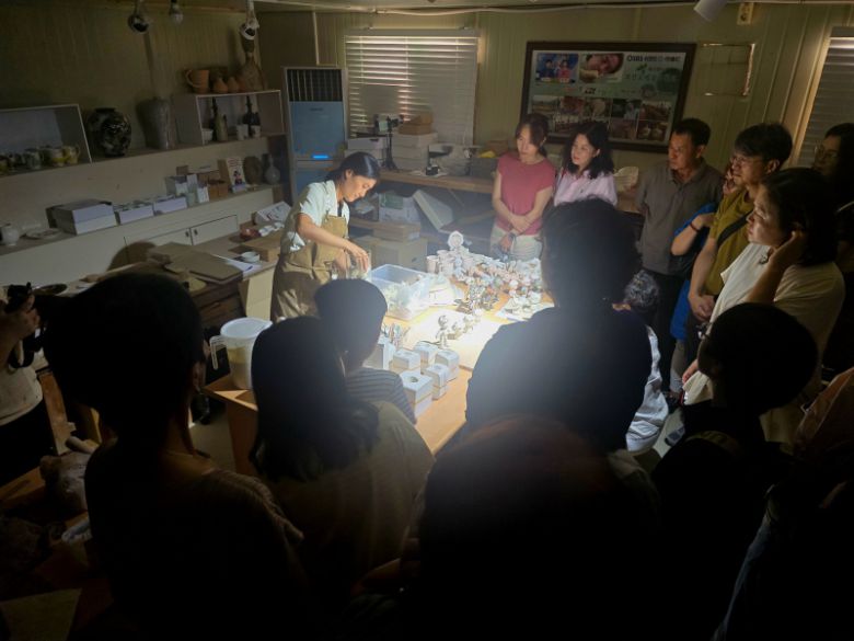 레지던스 프로그램지원사업으로 열린 수로요보천도예창조학교 오픈 스튜디오 행사.