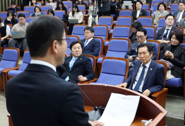 정청래 더불어민주당 대표가 15일 국회에서 열린 정책 의원총회에서 한병도 원내대표의 발언을 듣고 있다. 연합뉴스