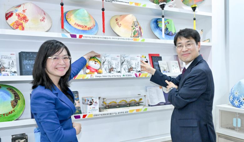 김정기 대구시장 권한대행이 14일 다낭관광안내센터를 방문해 대구 의료관광 등 홍보물을 비치하고 있다. 대구시 제공