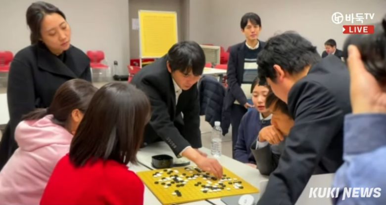 바둑 레전드 이세돌 9단(가운데)이 LG배 결승 최종국이 펼쳐지고 있는 국립중앙박물관을 방문했다. 바둑TV 캡처