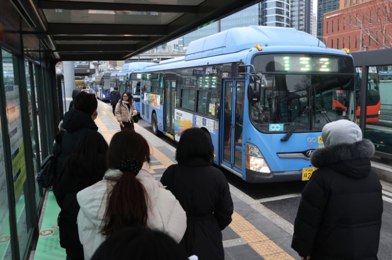 서울 시내버스 노사의 임금·단체협약(임단협) 협상이 파업 이틀 만에 타결된 다음 날인 15일 서울역버스환승센터에 시민들이 버스를 기다리고 있다.