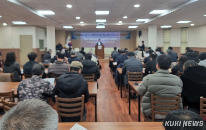 농림축산식품부와 평창군, 지역 농업인과 학계 전문가 등 50여명이 참여한 ‘평창 친환경 특성화농업지구 조성 관련 현장의견 수렴 행사’가 15일 평창군 용평면 장평리 소재 금송회관에서 열려 평창 지역에 제안된 친환경 농업 중심 특성화 모델을 공유하고, 현장의 수용성과 실행 가능성을 점검했다. 평창군 제공