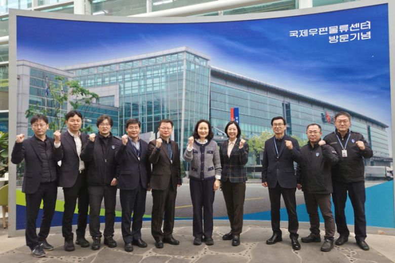 15일 인천공항 국제우편물류센터에서 국제우편 통관 현황을 점검한 이진희 관세청 통관국장(가운데). 관세청