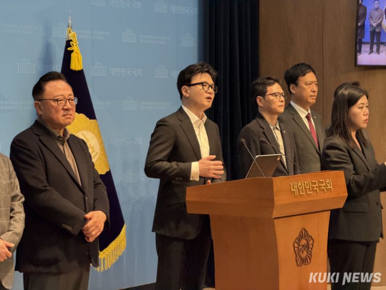 한동훈 전 국민의힘 대표가 14일 국회 소통관에서 당 윤리위원회 제명 결정에 관련해 기자회견을 하고 있다. 유병민 기자