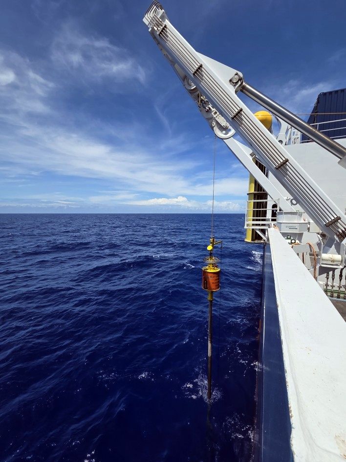 피스톤 코어링 시추 중인 탐해3호. KIGAM