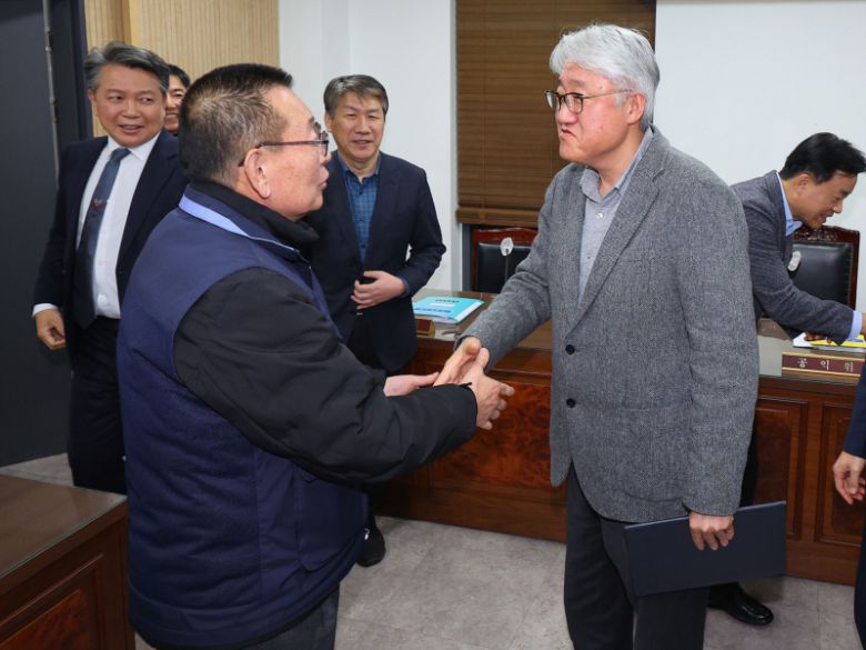 15일 서울지방노동위원회에서 열린 특별조정위원회 2차 사후 조정회의에 박점곤 서울시버스노동조합(버스노조) 위원장과 사측인 김정환 서울시버스운송사업조합 이사장이 노사 합의를 마치고 포옹하고 있다.