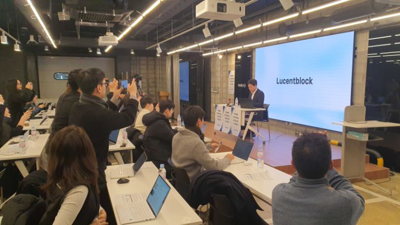 허세영 루센트블록 대표가 12일 긴급 기자회견을 열고 설명하고 있다. 루센트블록 제공.