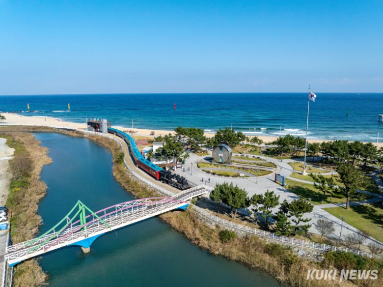 강릉시는 지역의 자연과 문화·축제를 월별 테마로 엮어 추천여행지를 소개하는 ‘2026~2027 강릉 방문의 해, 이달의 추천여행지’ 이벤트를 운영하기로 하고, 1월의 추천여행지로 ‘정동진 모래시계공원’을 선정했다. 정동진 모래시계공원. 강릉시 제공