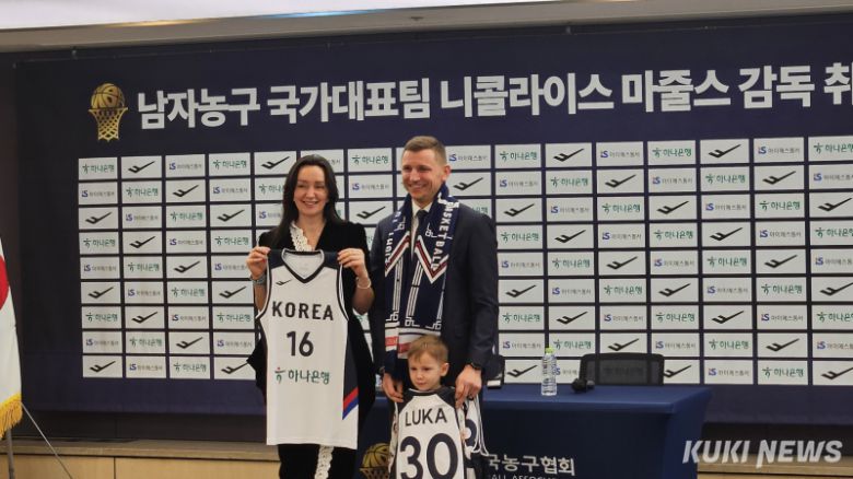 니콜라이스 마줄스 감독과 가족들이 16일 서울 중구 한국프레스센터에서 열린 취임 기자회견에서 기념사진을 찍고 있다. 송한석 기자