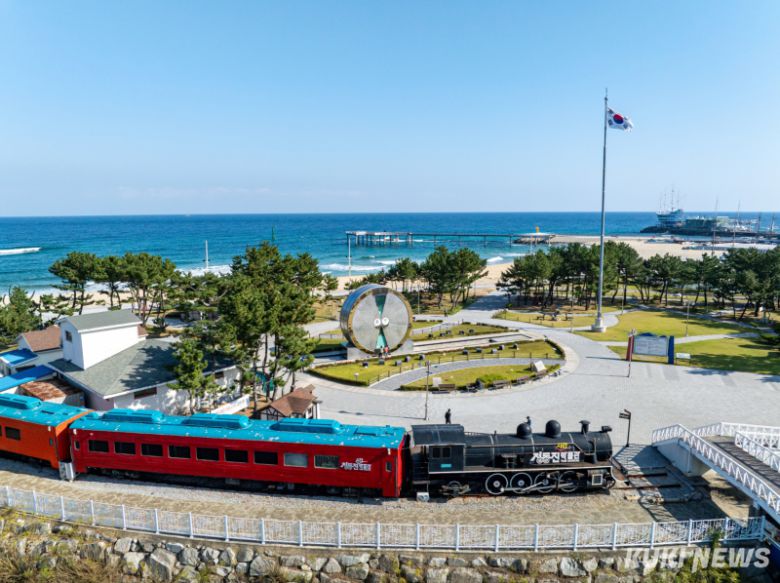 강릉시는 지역의 자연과 문화·축제를 월별 테마로 엮어 추천여행지를 소개하는 ‘2026~2027 강릉 방문의 해, 이달의 추천여행지’ 이벤트를 운영하기로 하고, 1월의 추천여행지로 ‘정동진 모래시계공원’을 선정했다. 정동진 모래시계공원. 강릉시 제공