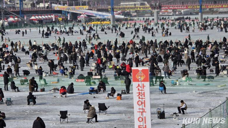 2026 화천산천어축제 일주일째인 16일 축제장을 찾은 관광객들이 축제를 즐기고 있다.