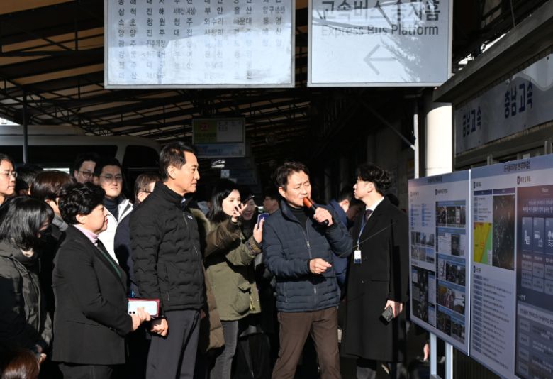 지난해 12월15일 동서울터미널 현장을 방문한 오세훈 서울시장이 관련 브리핑을 청취하고 있다. 서울시 제공