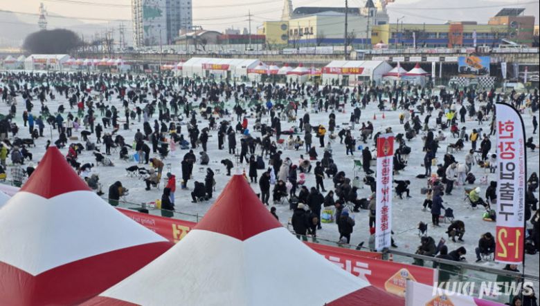 강원 화천 산천어축제 개막 둘째 주말인 17일 이른 아침부터 수많은 인파가 몰려 인산인해를 이루고 있다.